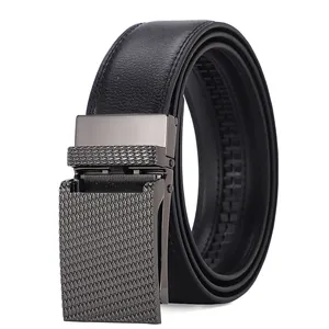 Détail de la boucle automatique en alliage gris fusil avec motif diamant sur ceinture en cuir