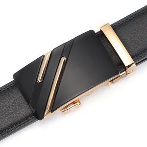 Vue détaillée d'une ceinture pour hommes avec boucle automatique noire et dorée