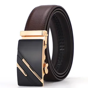 Détail de la ceinture en cuir marron foncé avec boucle automatique noire et dorée