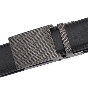 Gros plan d'une ceinture en cuir noir avec boucle automatique texturée à motif de losanges