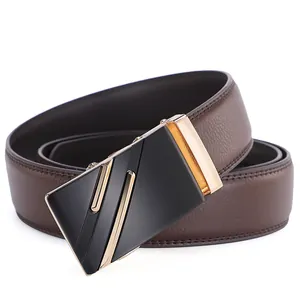 Détail de ceinture homme en cuir grainé marron avec boucle automatique moderne noir et or