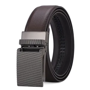 Gros plan sur ceinture en cuir marron foncé avec boucle automatique texturée