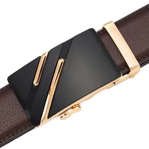Gros plan d'une ceinture en cuir marron avec boucle automatique noir mat et détails dorés
