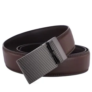 Détail d'une ceinture en cuir marron foncé avec boucle automatique noire texturée
