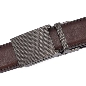 Détail macro de la ceinture en cuir pour homme avec boucle automatique à motif de grille