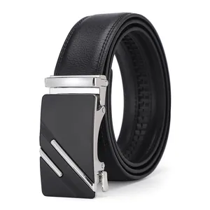 Détail macro de la ceinture en cuir noir pour homme avec boucle automatique et crémaillère