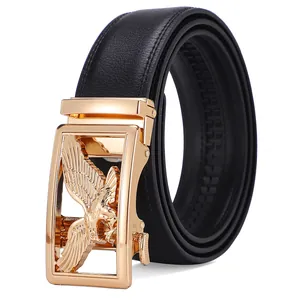 Cintura da uomo in pelle nera con fibbia automatica ad aquila dorata per stile business