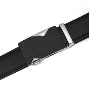 Cintura da uomo in pelle nera con fibbia automatica e dettaglio in metallo argento
