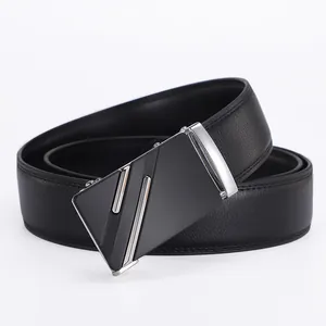 Gros plan d'une ceinture en cuir noir avec texture litchi et boucle automatique mate