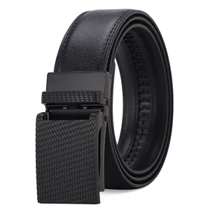 Gros plan d'une ceinture en cuir noir avec boucle automatique texturée pour hommes