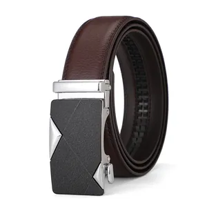 Cintura da uomo in pelle marrone con elegante fibbia automatica argento e nero