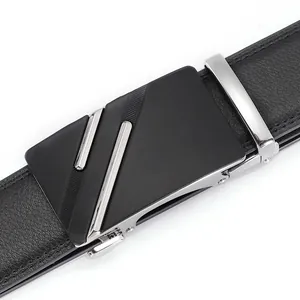 Détail de ceinture en cuir noir pour homme avec boucle mate et rayures argentées
