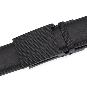 Détail de la ceinture en cuir pour hommes avec boucle en alliage noir et motif losange