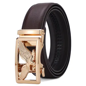 Cintura da uomo in pelle marrone con fibbia automatica aquila dorata su sfondo bianco