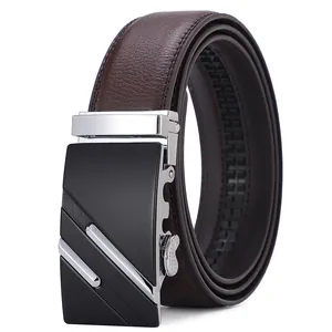 Vue détaillée de la ceinture en cuir marron avec boucle automatique noire pour homme