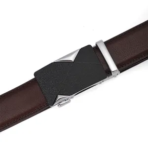 Cintura da uomo in pelle marrone con fibbia automatica nera e argento lucida