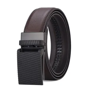 Détail d'une ceinture en cuir marron foncé avec boucle automatique noire et texture losange