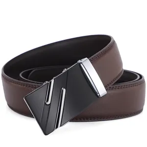 Détail de ceinture homme en cuir marron avec boucle automatique mate noire et lignes argentées