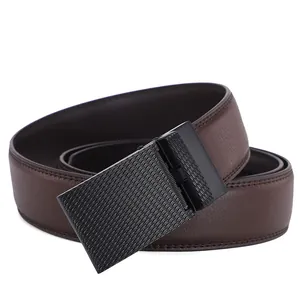 Ceinture pour homme en cuir marron avec boucle automatique noire et design texturé