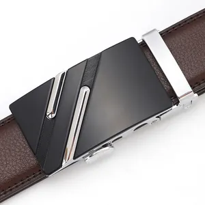Ceinture homme en cuir marron avec boucle automatique noire et détails argentés élégants