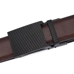 Détail de ceinture en cuir véritable avec boucle automatique noire et texture losange