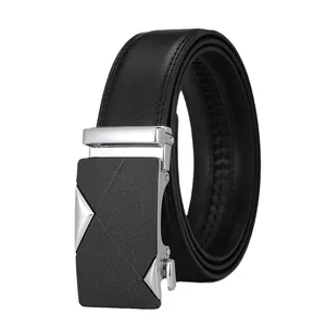 Cintura da uomo in pelle nera con fibbia automatica argento e finitura lucida elegante