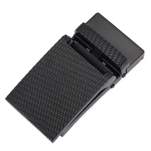 Gros plan détaillé d'une boucle de ceinture automatique noire mate à motif de grille