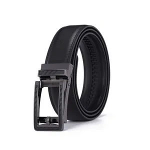 Detalle del cinturón de cuero negro con hebilla automática y textura de fibra de carbono