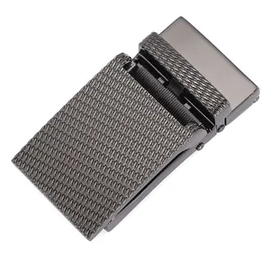 Détail de la boucle automatique en alliage de zinc gris fusil avec texture losange