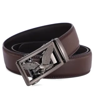 Cintura da uomo in pelle vintage marrone scuro con fibbia automatica e aquila a rilievo
