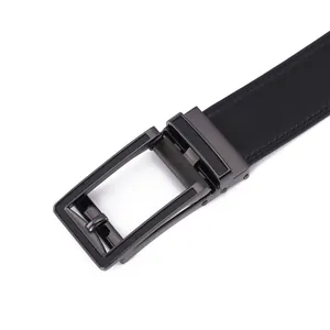 Primer plano de cinturón de cuero negro para hombre con costuras finas y hebilla de aleación