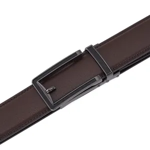 Detalle de cinturón de cuero marrón con hebilla automática de metal gris cepillado