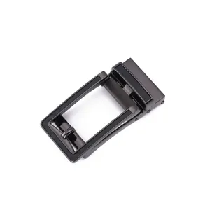 Detalle de la hebilla automática de metal negro cepillado para cinturones de cuero premium