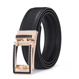 Detalle de cinturón de cuero negro con grano fino y hebilla de metal oro rosa