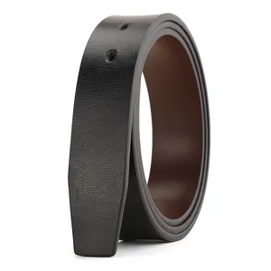 Cintura reversibile in pelle nera e marrone con raffinata texture a grana fine