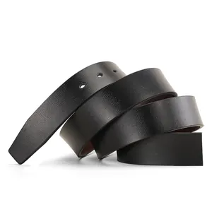 Cintura classica in pelle nera con trama litchi e fori su sfondo bianco