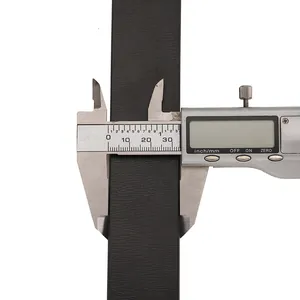 Nahaufnahme eines 3,5 cm breiten schwarzen Ledergürtels, gemessen mit einem Messschieber
