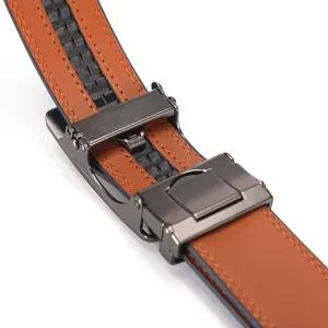 Ceinture pour homme en cuir marron avec boucle automatique et coutures de précision