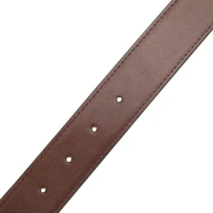 Dettaglio cintura in pelle Saffiano marrone scuro con cuciture rinforzate e fori regolabili