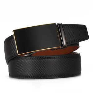Détail de ceinture en cuir noir avec boucle automatique dorée et finition texturée