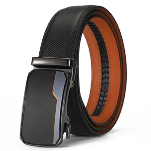 Détail de ceinture en cuir pour homme avec sangle texturée noire et boucle automatique grise