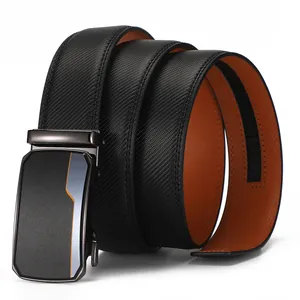 Détail macro de la ceinture en cuir pour hommes avec finition noire et boucle automatique