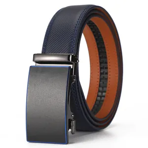Détail d'une ceinture en cuir bleu foncé avec sangle texturée et boucle automatique noire
