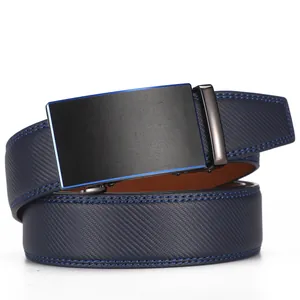 Détail d'une ceinture en cuir pour homme avec sangle bleue texturée et boucle automatique