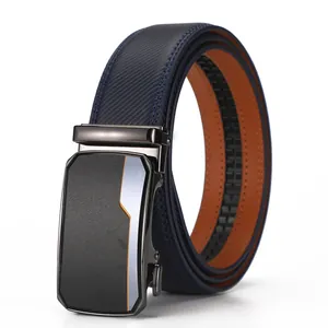 Détail d'une ceinture en cuir bleu pour homme avec boucle automatique et sangle textile