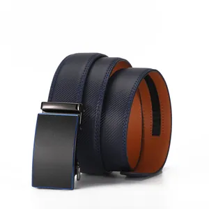 Détail de la ceinture en cuir bleu marine avec boucle automatique noire et doublure orange
