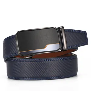 Détail d'une ceinture en cuir bleu marine à texture sergée et boucle automatique moderne