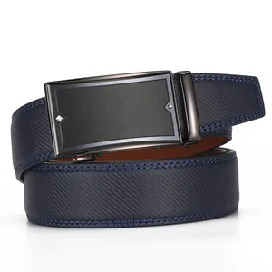 Ceinture homme en cuir bleu marine avec boucle automatique noire mate et texture