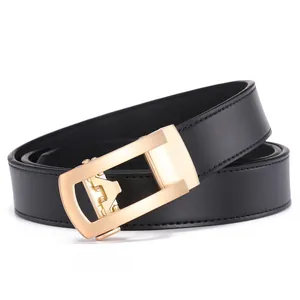 Cintura da uomo in pelle bovina nera con fibbia automatica dorata su sfondo bianco