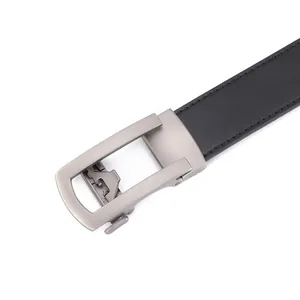 Dettaglio macro della cintura in pelle da uomo con fibbia automatica in metallo spazzolato